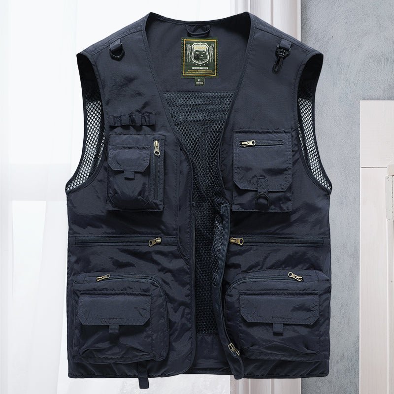 Casual men's streetwear utility vest with multiple functional pockets, suitable for daily and outdoor activities.