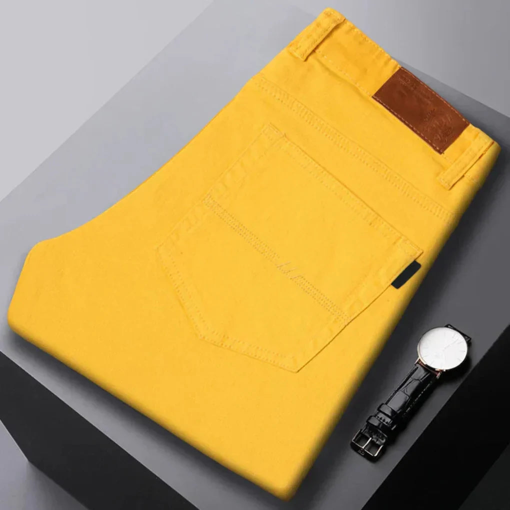 Comfortable men's slim fit trousers, versatile for everyday use. Modern, stylish bottom wear in a solid color.