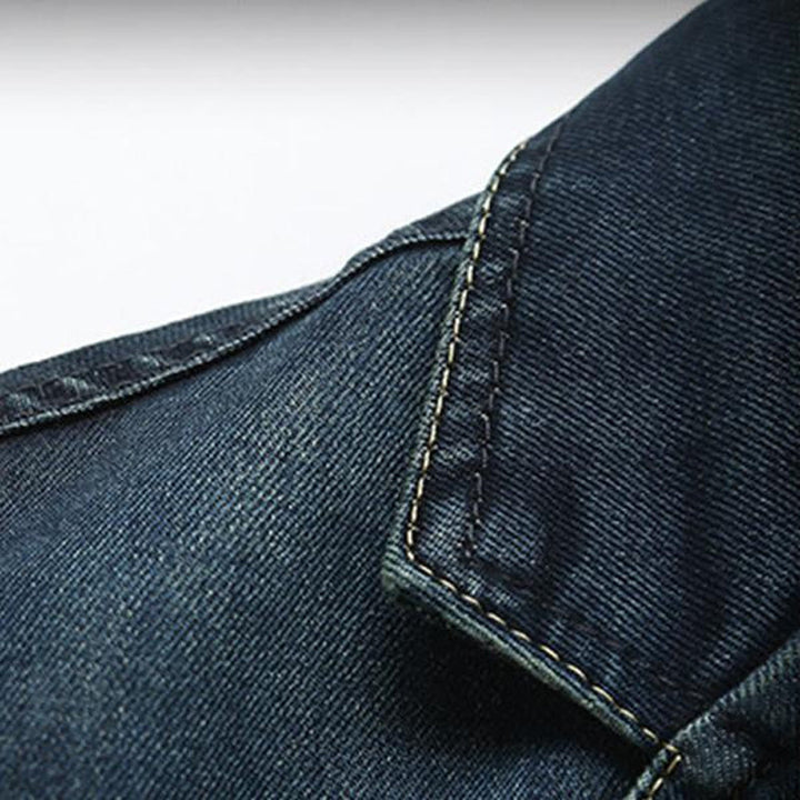Man in a refined casual blazer, highlighting its tailored fit and practical pockets for a sharp, modern appearance.