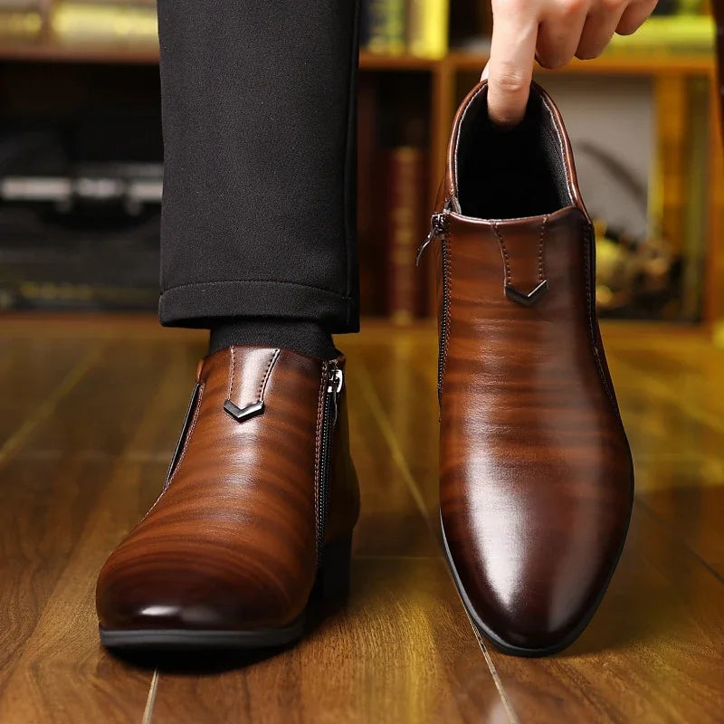 Comfortable men's casual ankle boots, offering a retro style with a polished finish, ideal for everyday versatile wear.