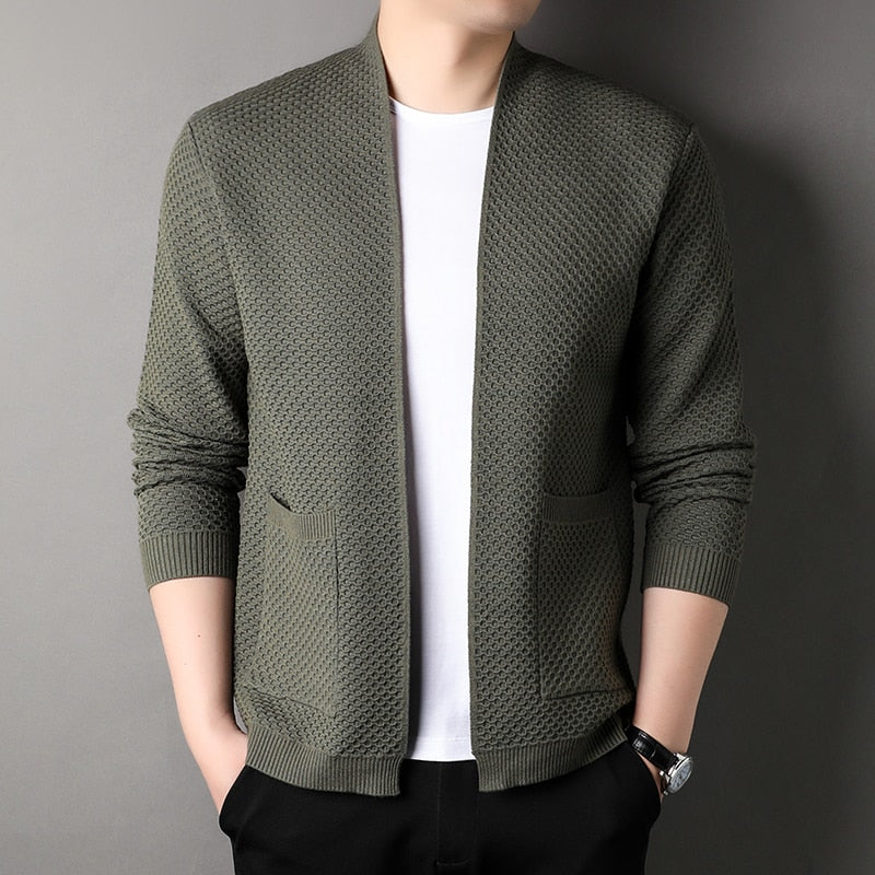 Classic men's fashion: a knitted slim fit cardigan with practical pockets, ideal for everyday style.
