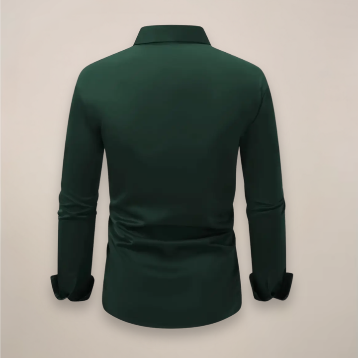 Smart men's slim-fit long sleeve shirt, a versatile button-down with pointed collar for smart casual outfits.