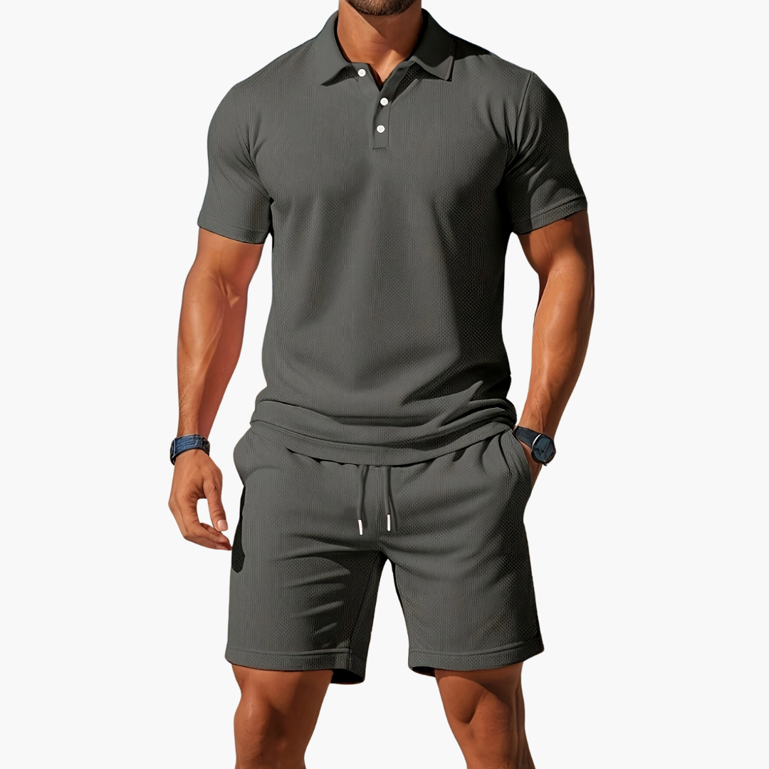 Relaxed men's summer 2-piece set: a cool polo shirt and comfy drawstring shorts for casual outings.