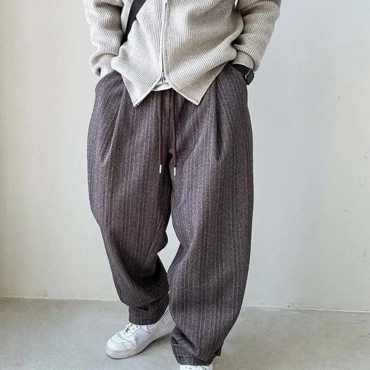 Stylish gray Men's Urban Drift pants. Versatile, relaxed fit for urban comfort and modern streetwear.