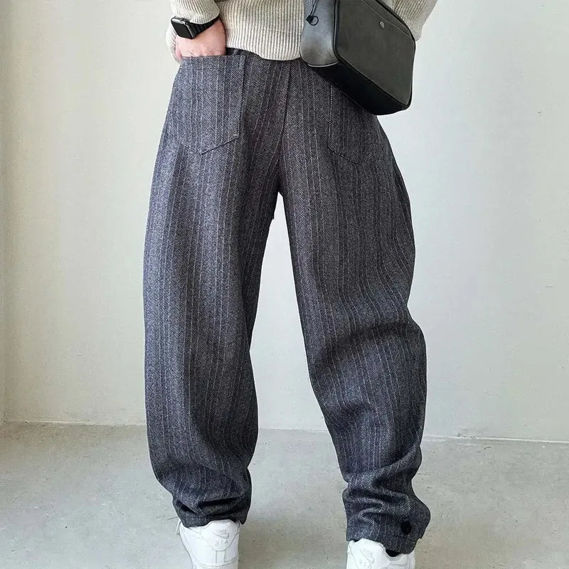 Versatile Men's Urban Drift pants for everyday comfort. Relaxed fit, modern urban style for any casual outfit.