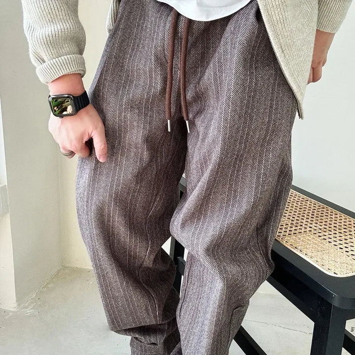 Effortless Men's Urban Drift pants in a relaxed fit. Combines comfort and modern urban style for active men.