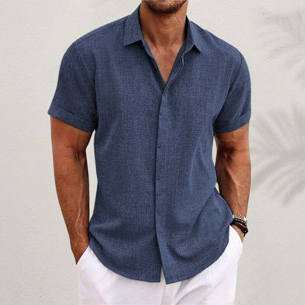 Versatile short-sleeve men's leisure shirt, perfect for a relaxed summer style.