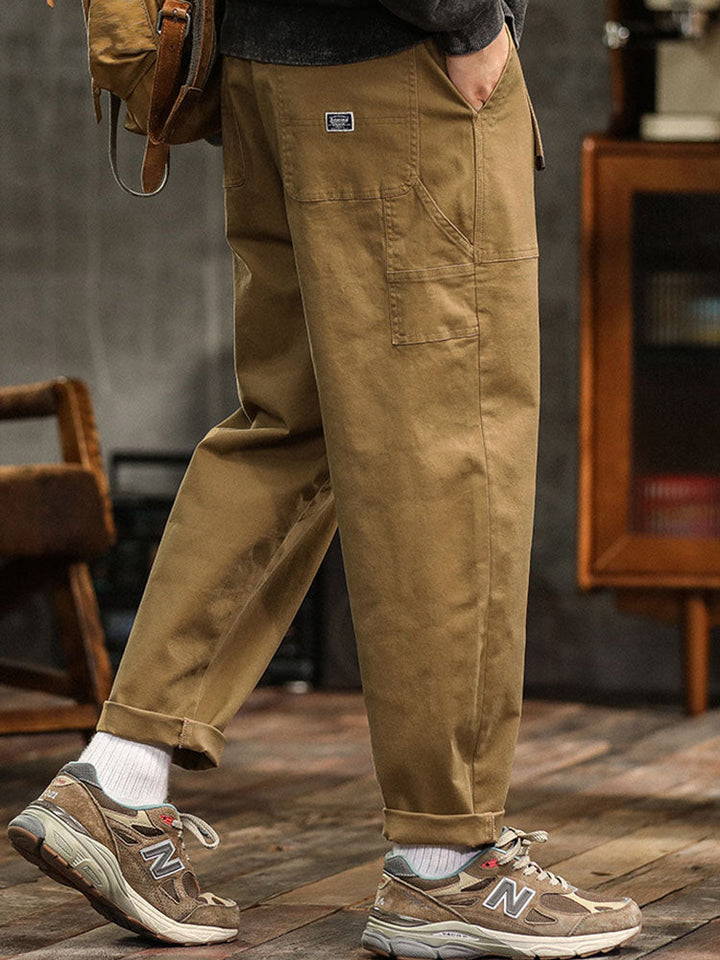 Men's vintage workwear utility pants in army green. Relaxed fit cargo trousers, robust for everyday tasks.