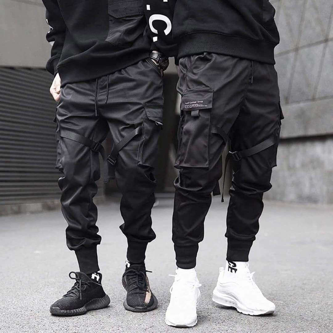 Stylish men's cargo pants with multiple pockets, ideal for casual and streetwear outfits.