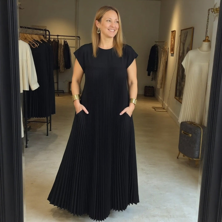 Flattering women's pleated maxi dress with an elegant flowing design, ideal for versatile style & comfort.