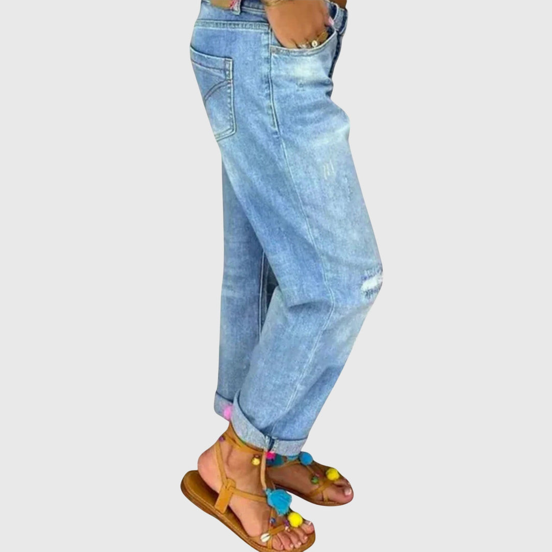 Versatile women's loose-fit blue denim jeans for everyday comfort. Stylish baggy women's jeans for all occasions.