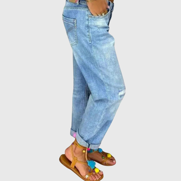 Versatile women's loose-fit blue denim jeans for everyday comfort. Stylish baggy women's jeans for all occasions.