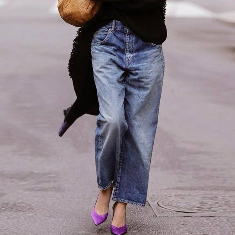 Stylish women's loose-fit wide-leg blue denim jeans for casual wear and fall fashion