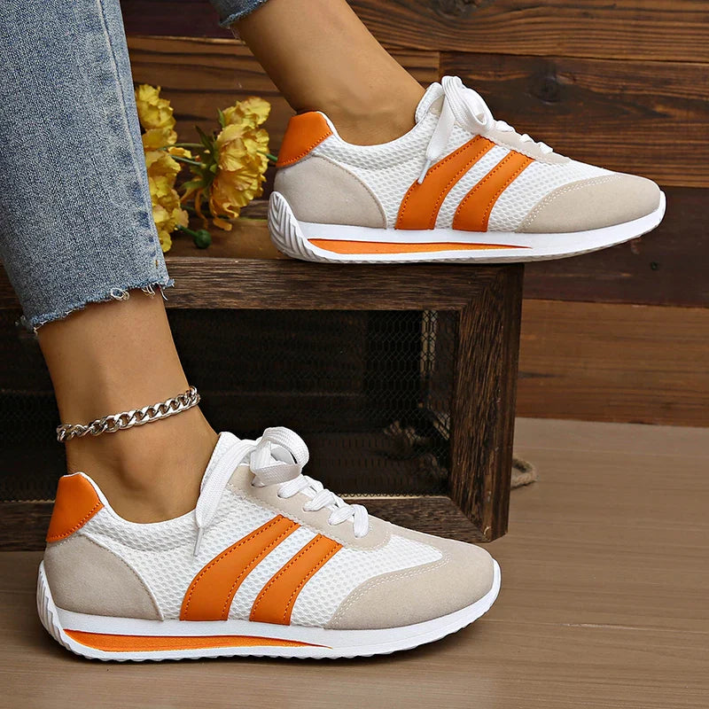 Casual women's low-top sneakers with lace-up closure. Ideal for daily comfort & style.
