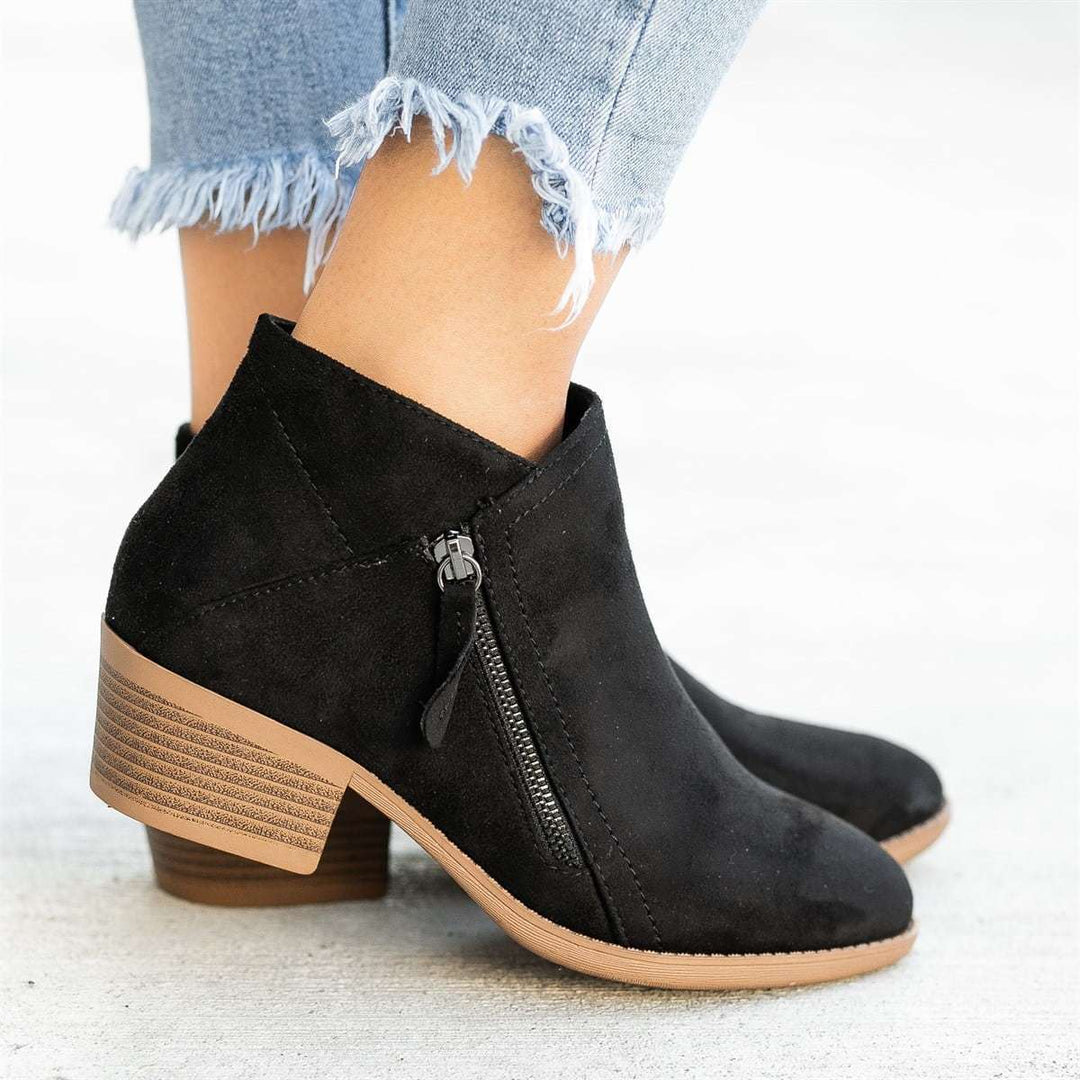 Stylish women's fashion ankle boots, designed for comfort & support. Versatile for casual & everyday style.