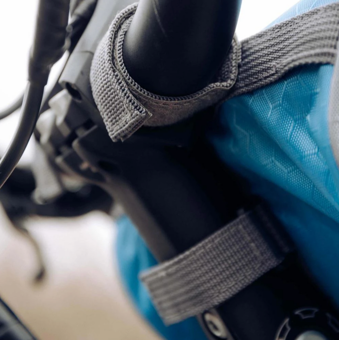 Unisex handlebar bike bag, ideal for outdoor cycling. Keeps phone accessible and items dry.