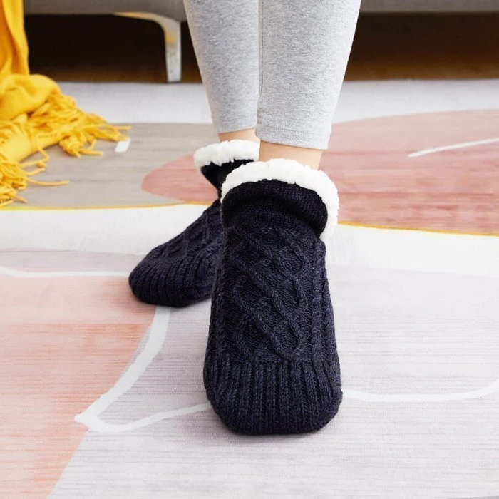 Unisex non-slip thermal socks with fleece, gray color, ideal for winter warmth, featuring silicone grips for stability.