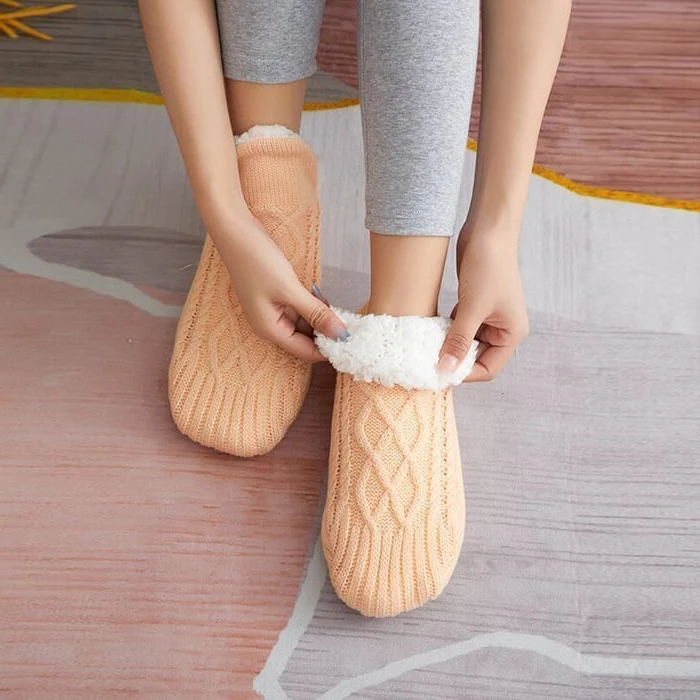 Unisex non-slip thermal socks with fleece, gray color, ideal for winter warmth, featuring silicone grips for stability.