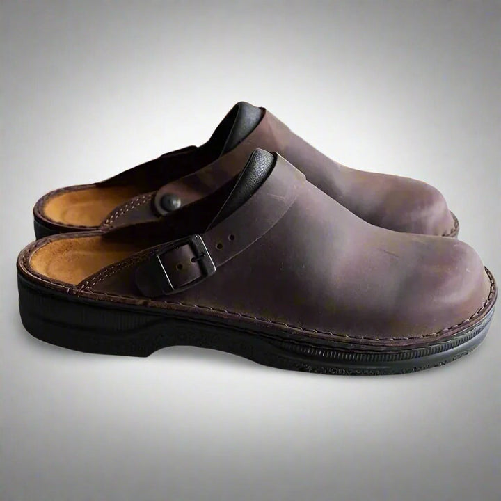 Comfortable unisex slip-on clogs with orthopedic support, perfect for all-day wear and easy to slip on.