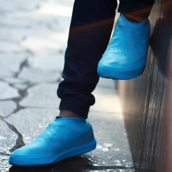 Silicone waterproof shoe covers, unisex & non-slip, offer excellent footwear protection in wet weather.