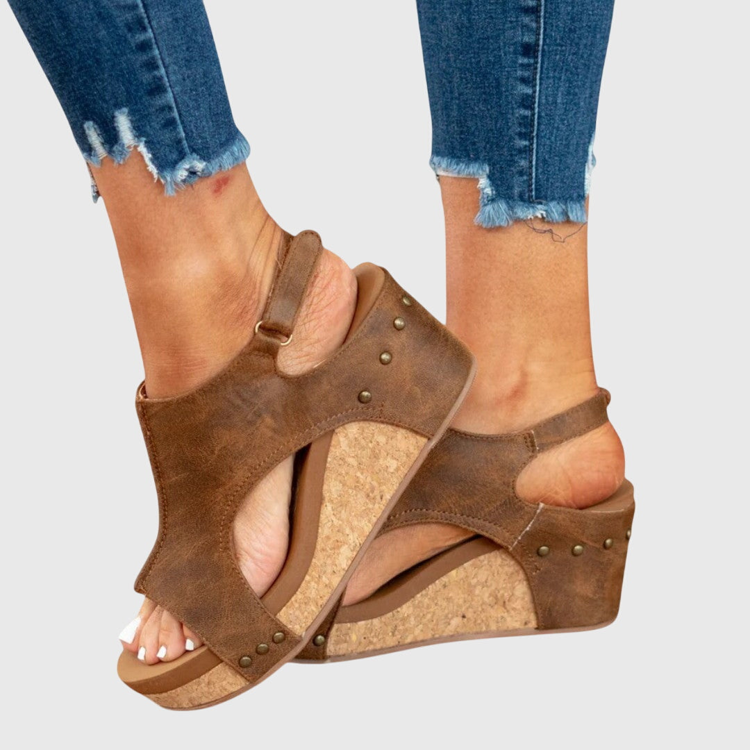 Detail of Adela women's wedge heel, emphasizing orthopedic arch support for long-lasting comfort.