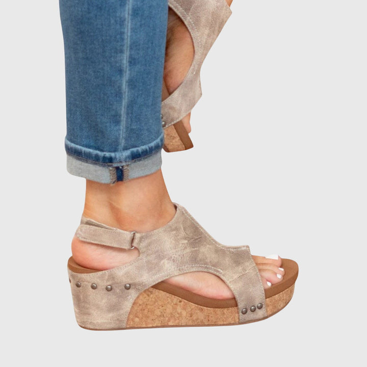 Elegant Adela women's sandals, featuring adjustable straps and crucial orthopedic arch support.