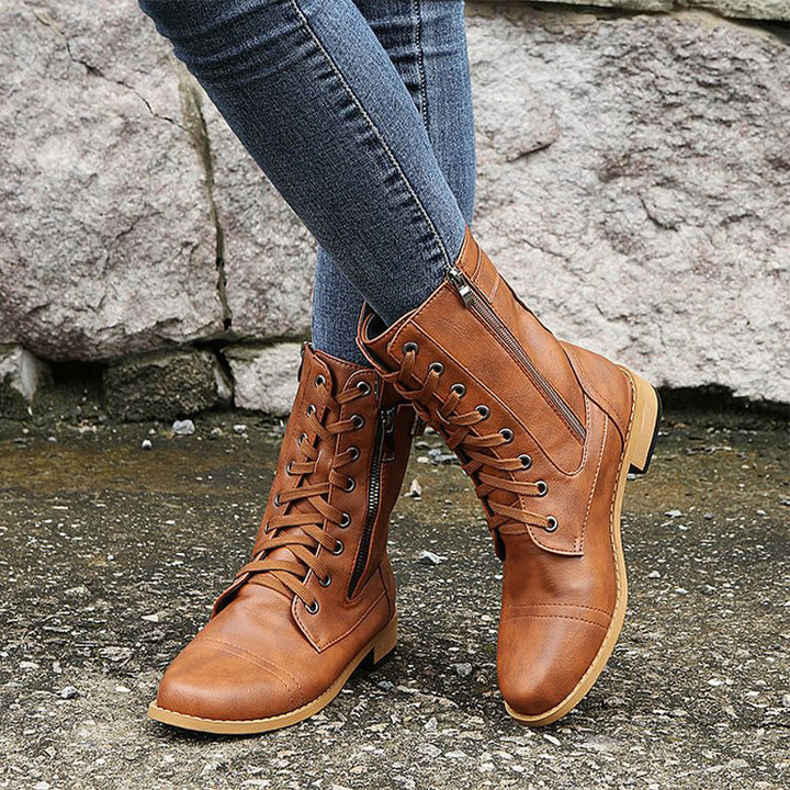 Rear view of women's combat boots, showing the heel and side zip closure, practical and chic.