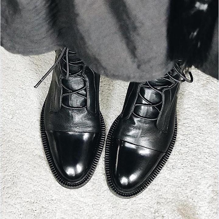 Versatile women's black leather boots with sturdy sole, perfect for fall fashion.