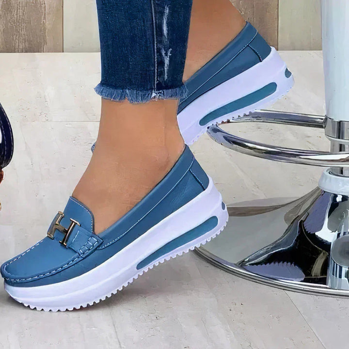 Stylish women's platform loafers featuring a chunky sole and slip-on design for modern fashion.