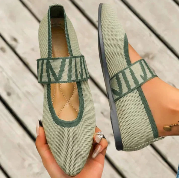 Women's versatile ballet flats with a pointed toe, perfect for casual or dress shoes