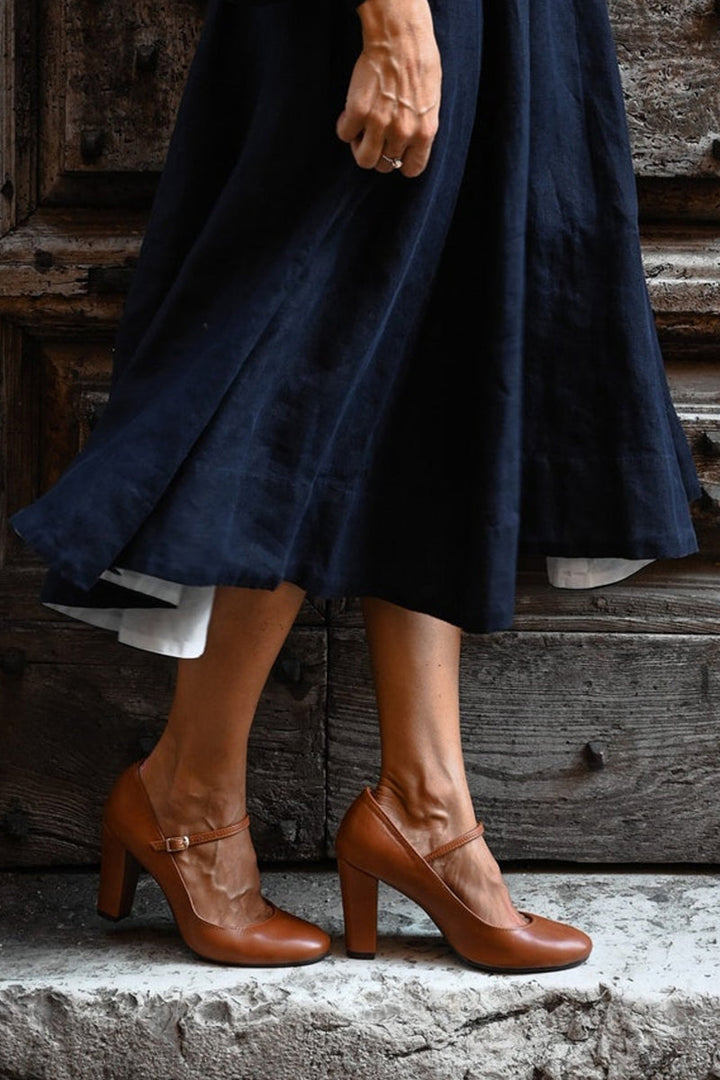 Classic women's Mary Jane shoes, brown, featuring a stable block heel, rounded toe, and elegant instep strap.
