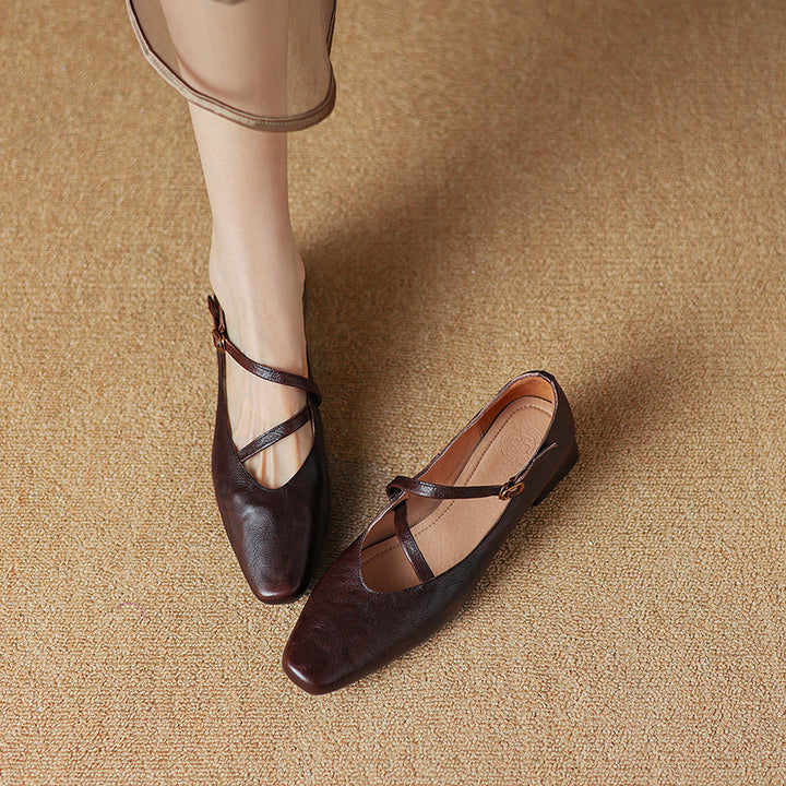 Versatile black leather pumps with a tapered heel, suitable for office and evening