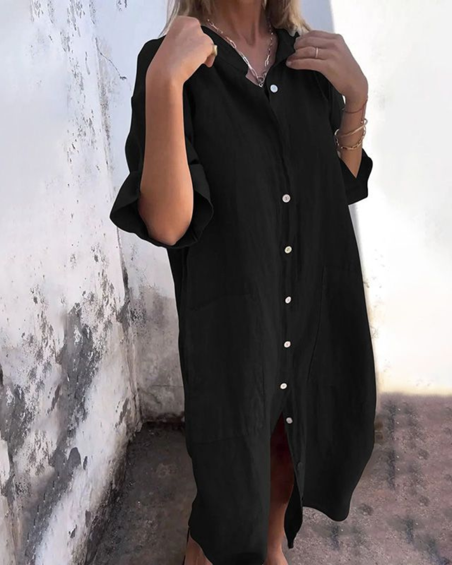 Relaxed fit women's shirt dress, button-down front, with functional pockets. Versatile for everyday wear.