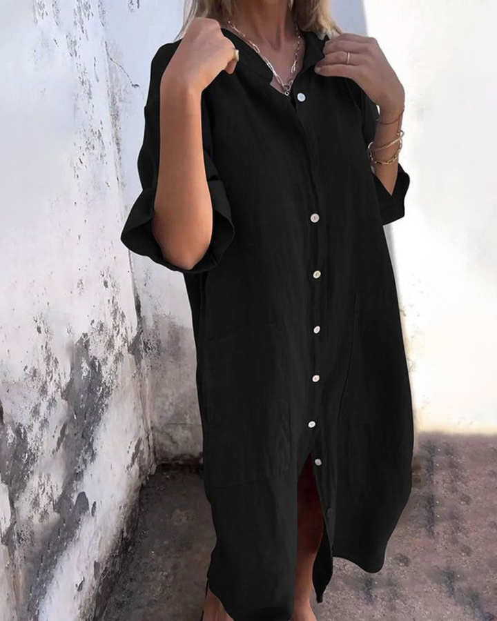 Relaxed fit women's shirt dress, button-down front, with functional pockets. Versatile for everyday wear.