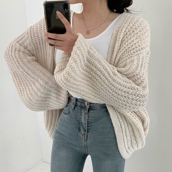 Stylish women's oversized knit cardigan, an essential for fall and winter fashion