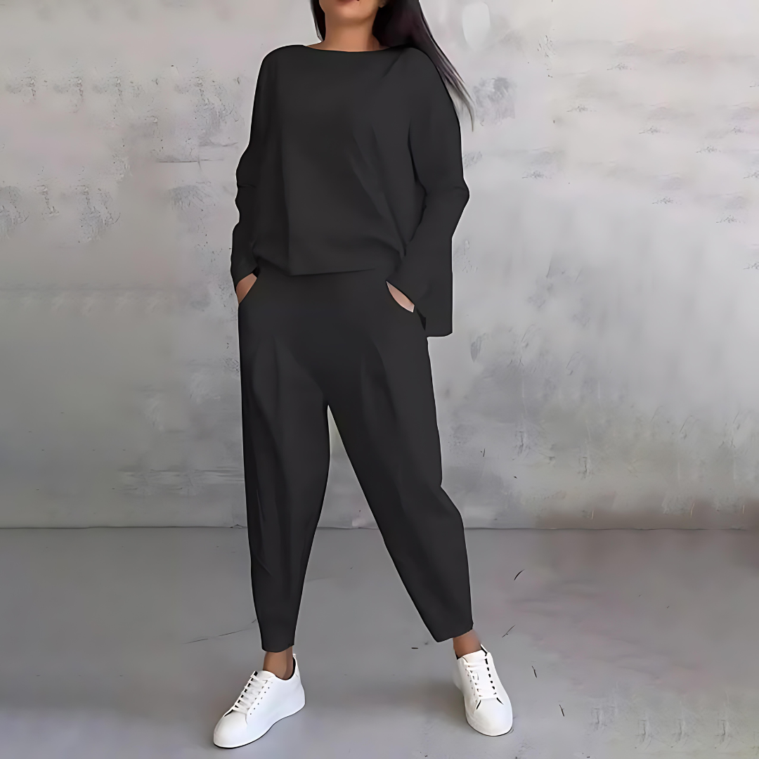 Women's casual loose-fit long sleeve top and tapered pants matching set, comfortable lounge wear.