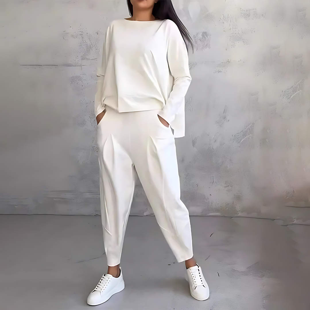 Comfortable women's clothing set with a loose-fit top and tapered pants, perfect casual wear.