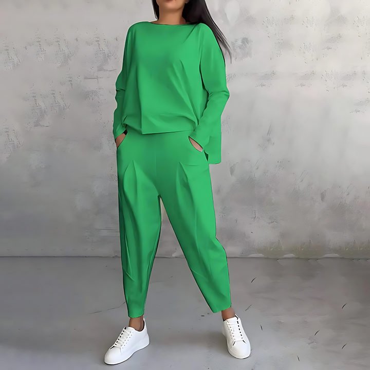 Casual two-piece set demonstrating a women's loose-fit top and tapered pants, comfortable and elegant.