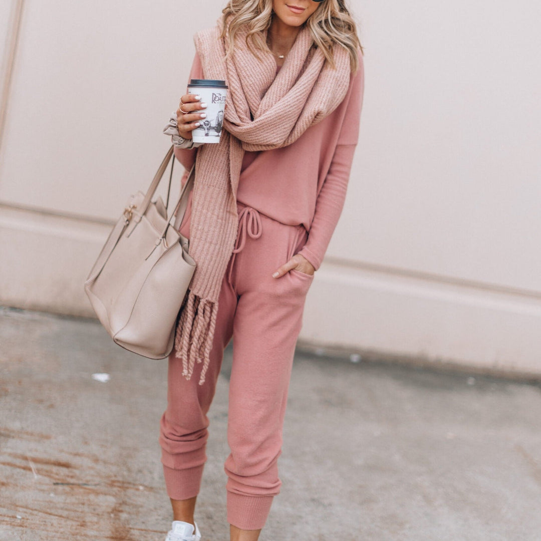 Cozy women's two-piece jogger set, perfect for casual wear and relaxation, matching sweatsuit