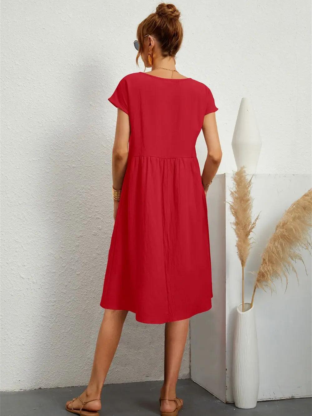 Loose fit women's midi dress with pockets, comfortable short sleeve design for spring and summer fashion.