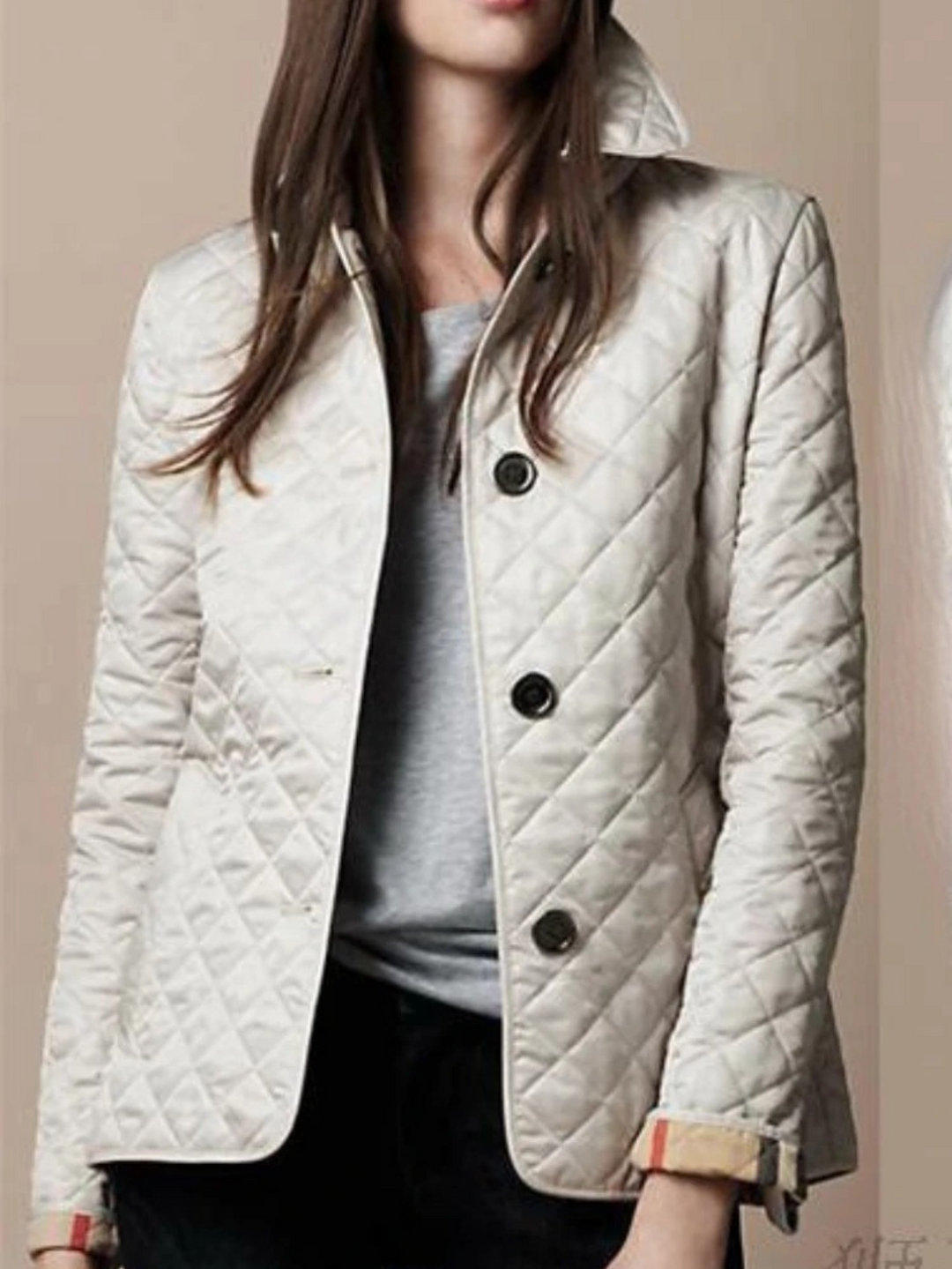 Versatile women's quilted jacket, a must-have for fall & winter fashion. Features an elegant turned-down collar.