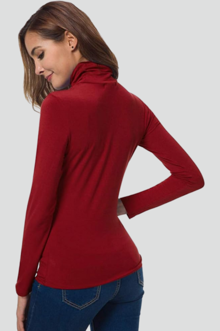 Soft plain knit women's turtleneck, ideal for everyday wear and comfortable fall winter style.