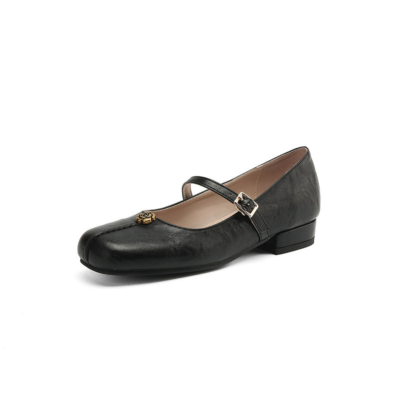 Pair of women's black ballet flats with delicate strap, ideal for comfortable everyday wear
