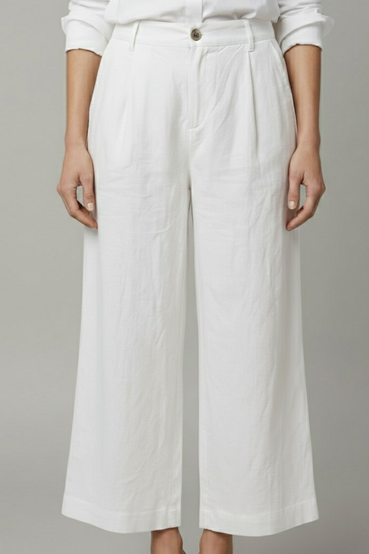 Soft women's casual trousers, elastic waist & side pockets, ideal for all-day comfort and style.