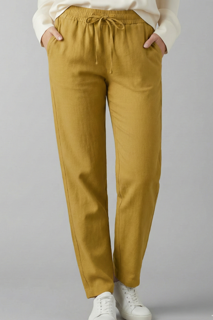 Chic ladies' trousers with elastic waist, side pockets & tapered ankle length, for versatile styling.