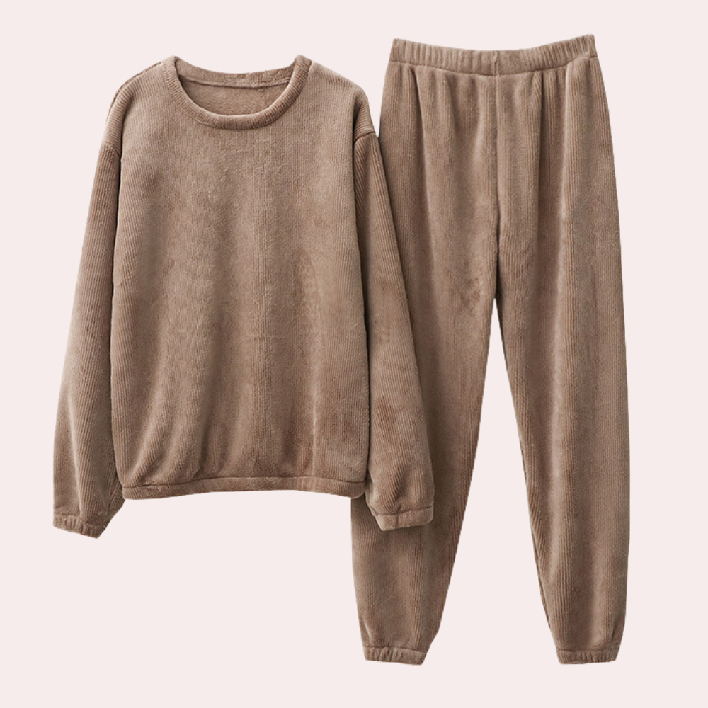 Women's cozy fleece two-piece lounge set in a relaxed fit, perfect for casual wear.