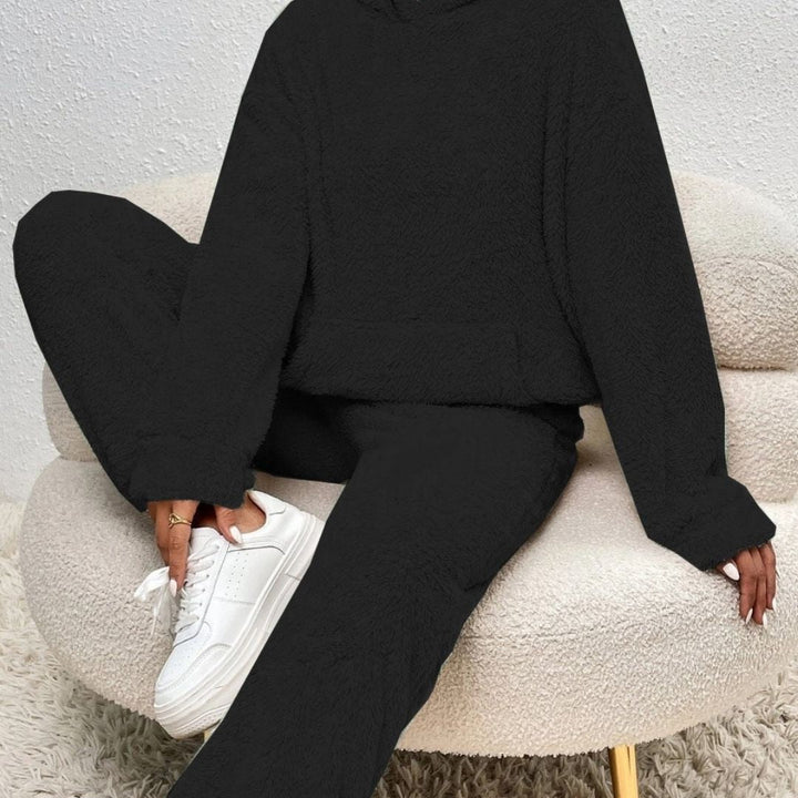 Soft women's hooded lounge set, ideal for comfort and style, available in plus size for relaxed fit.