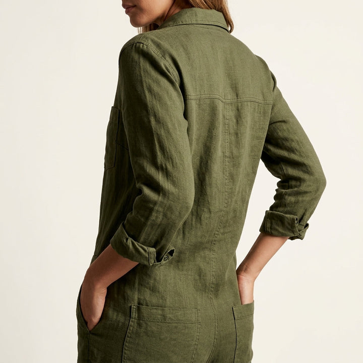 Chic women's button-front jumpsuit. Casual elegance, relaxed fit, perfect for versatile day-to-night styling.