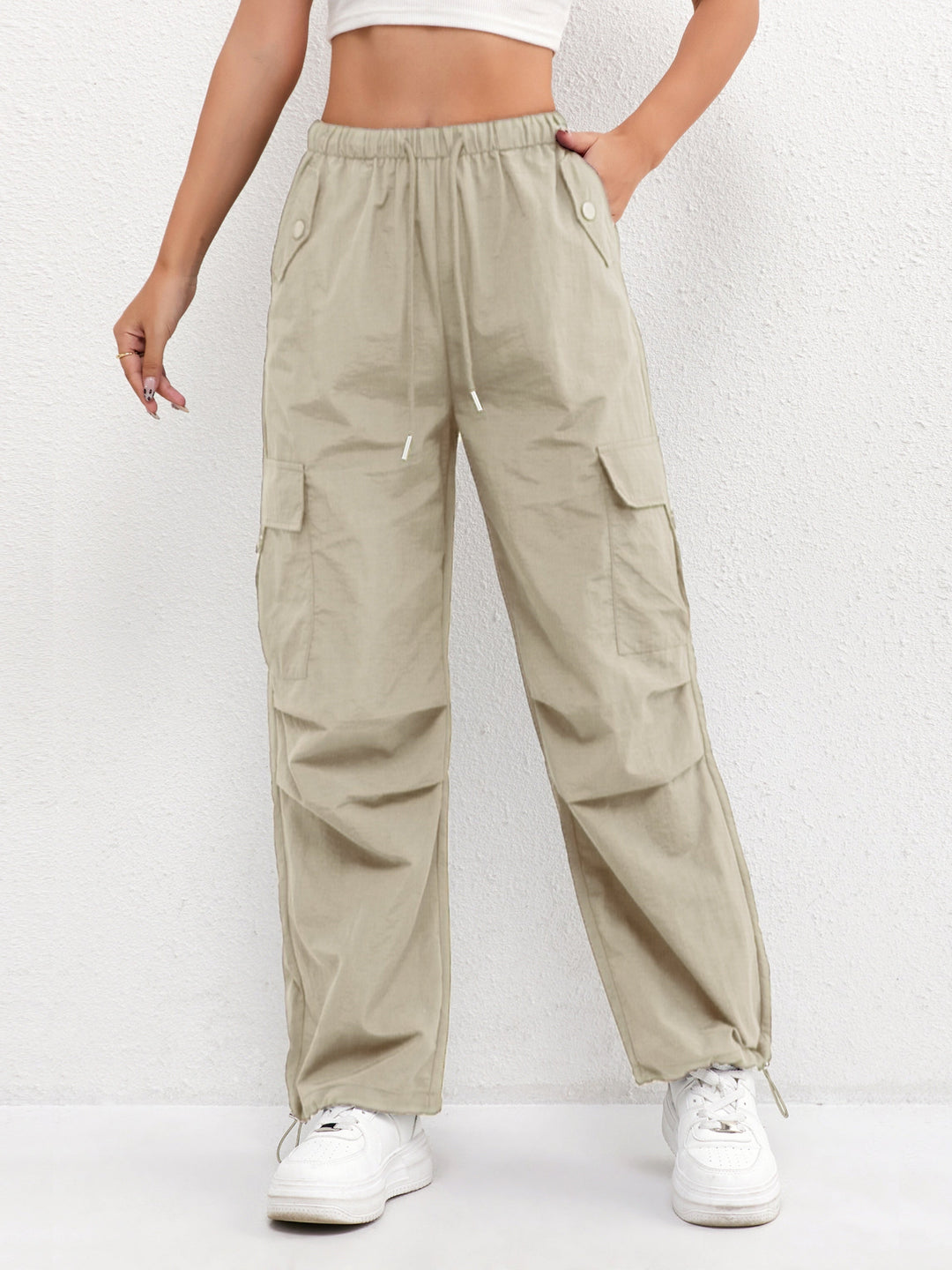 Versatile women's drawstring parachute pants for casual wear or street style, with cargo pockets & relaxed fit.