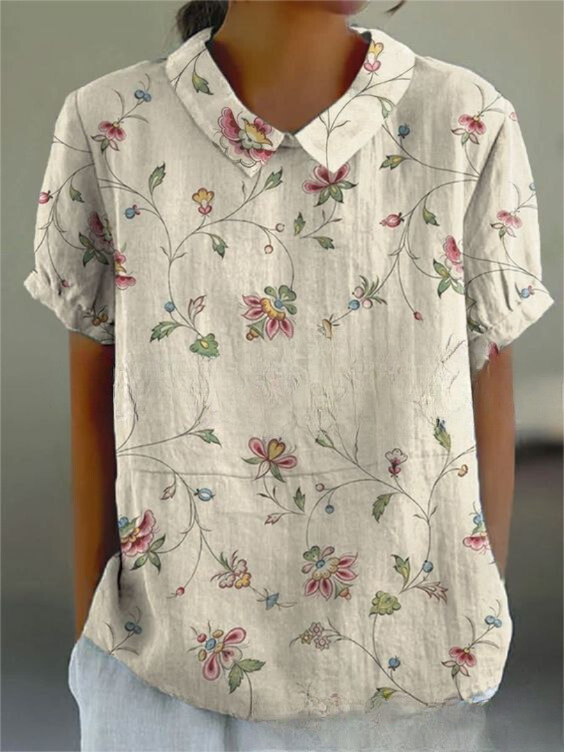 Summer-ready women's floral blouse, a comfortable and stylish top with an elegant print.